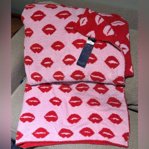RACHEL ROY Red And Pink Lip Love Reversible Feather Knit Plush Throw - Picture 1 of 15
